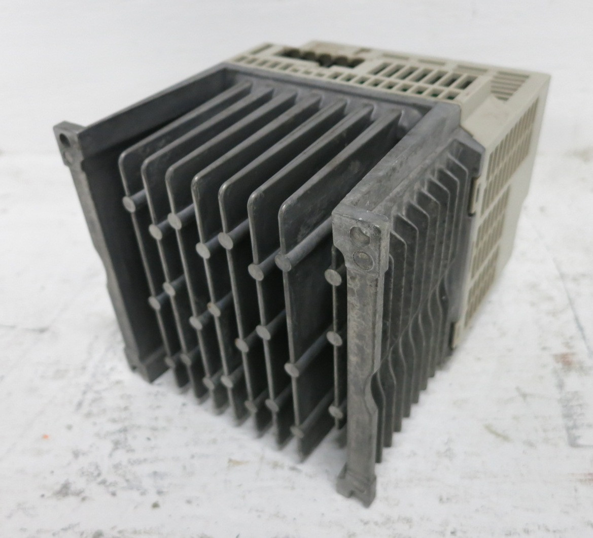 Yaskawa CIMR-XCBC41P5 2 HP VS mini AC Drive 380-460V 1.5 kW VFD 400V (DW8595-1)