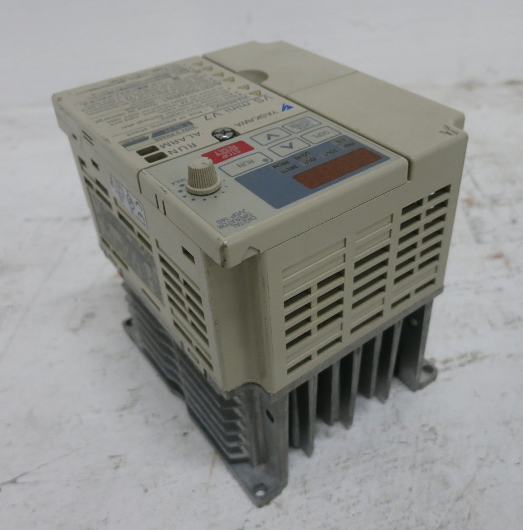 Yaskawa CIMR-V7AA21P5 2 HP VS Mini V7 AC Drive 200-230V 1.5 kW VFD 21P50 (DW8594-1)