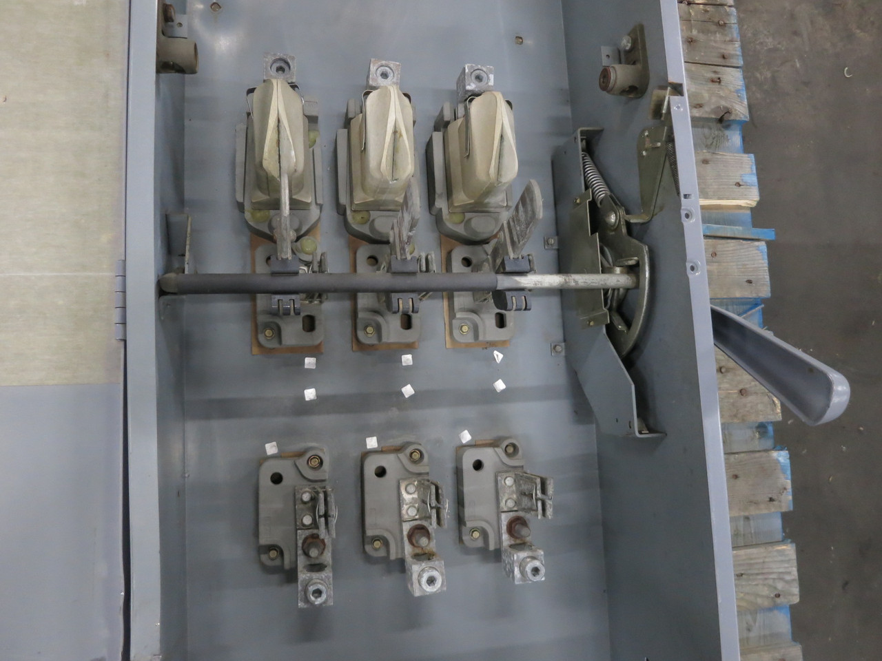 Eaton 400A 600V Fusible Heavy Duty Safety Switch Disconnect 400 Amp 480V 3R (DW8617-1)