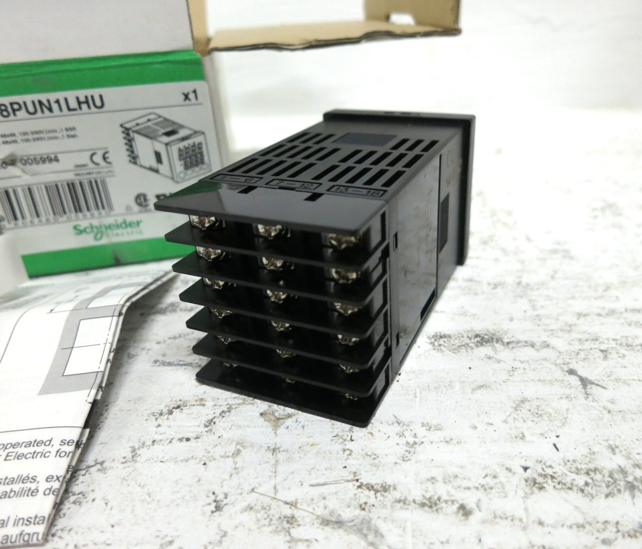 NEW Schneider Electric REG48PUN1LHU Zelio Temperature Control Relay 005994 48x48 (DW8645-17)