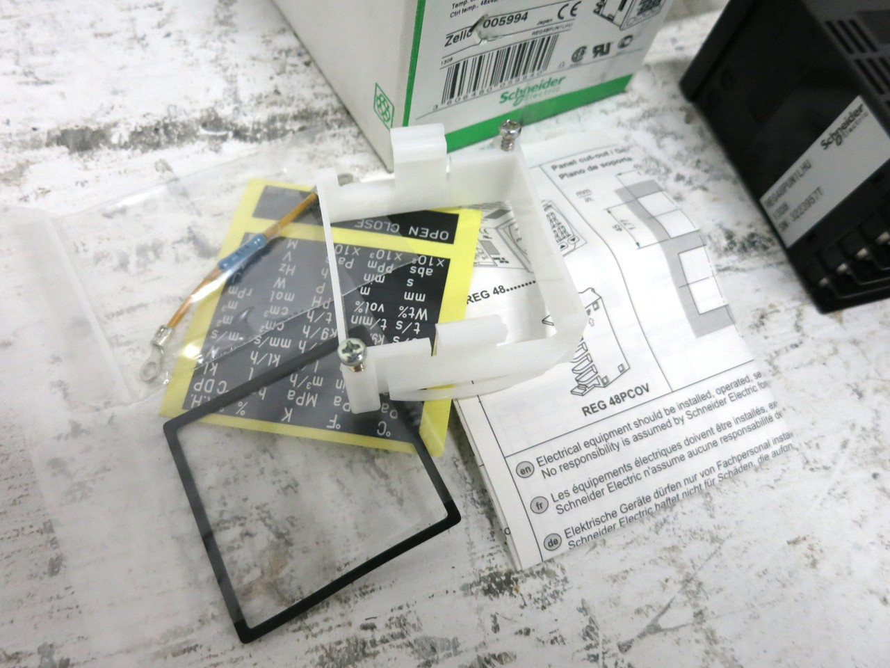 NEW Schneider Electric REG48PUN1LHU Zelio Temperature Control Relay 005994 48x48 (DW8645-17)