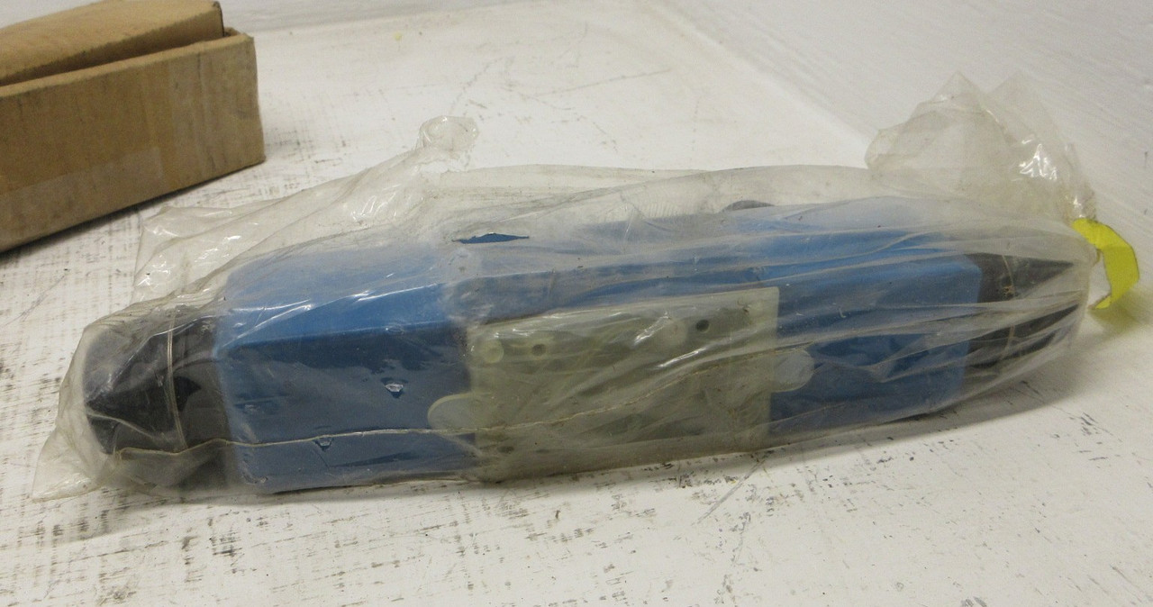 NEW Vickers KDG4V-3-33C30X-H-M-U-H7-60 Propertional Solenoid Valve 02-123993 (AH1751-2)