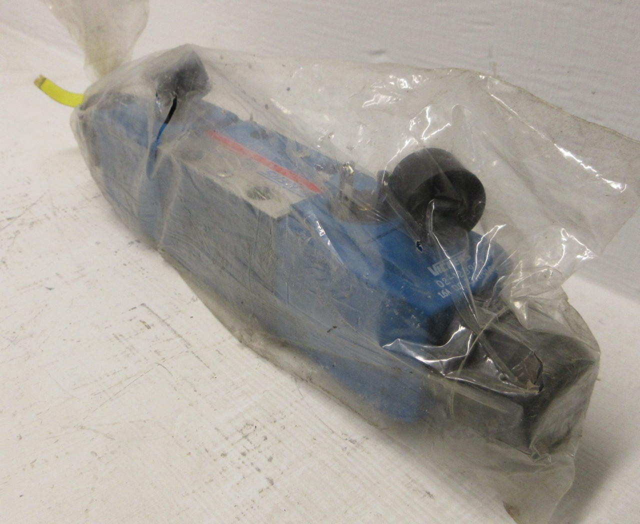 NEW Vickers KDG4V-3-33C30X-H-M-U-H7-60 Propertional Solenoid Valve 02-123993 (AH1751-2)
