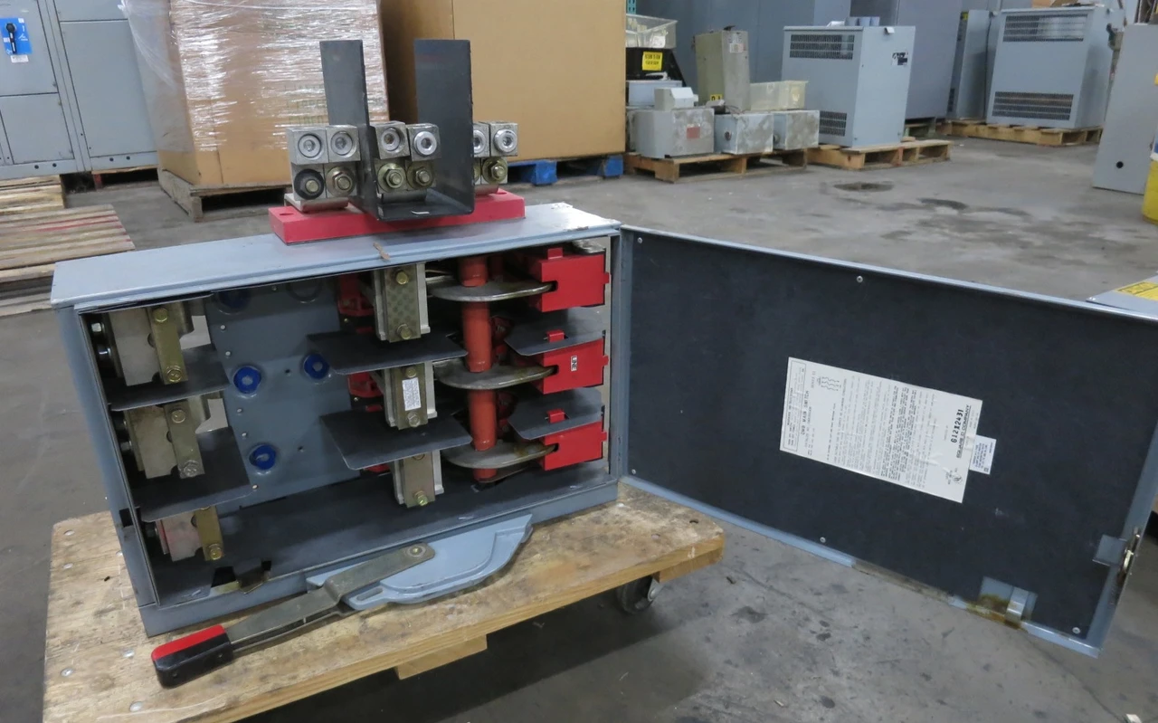 Square D QMB-365-MW 400A 600V Main Fusible Panelboard Switch QMB365MW 400 Amp E1 (DW8719-1)
