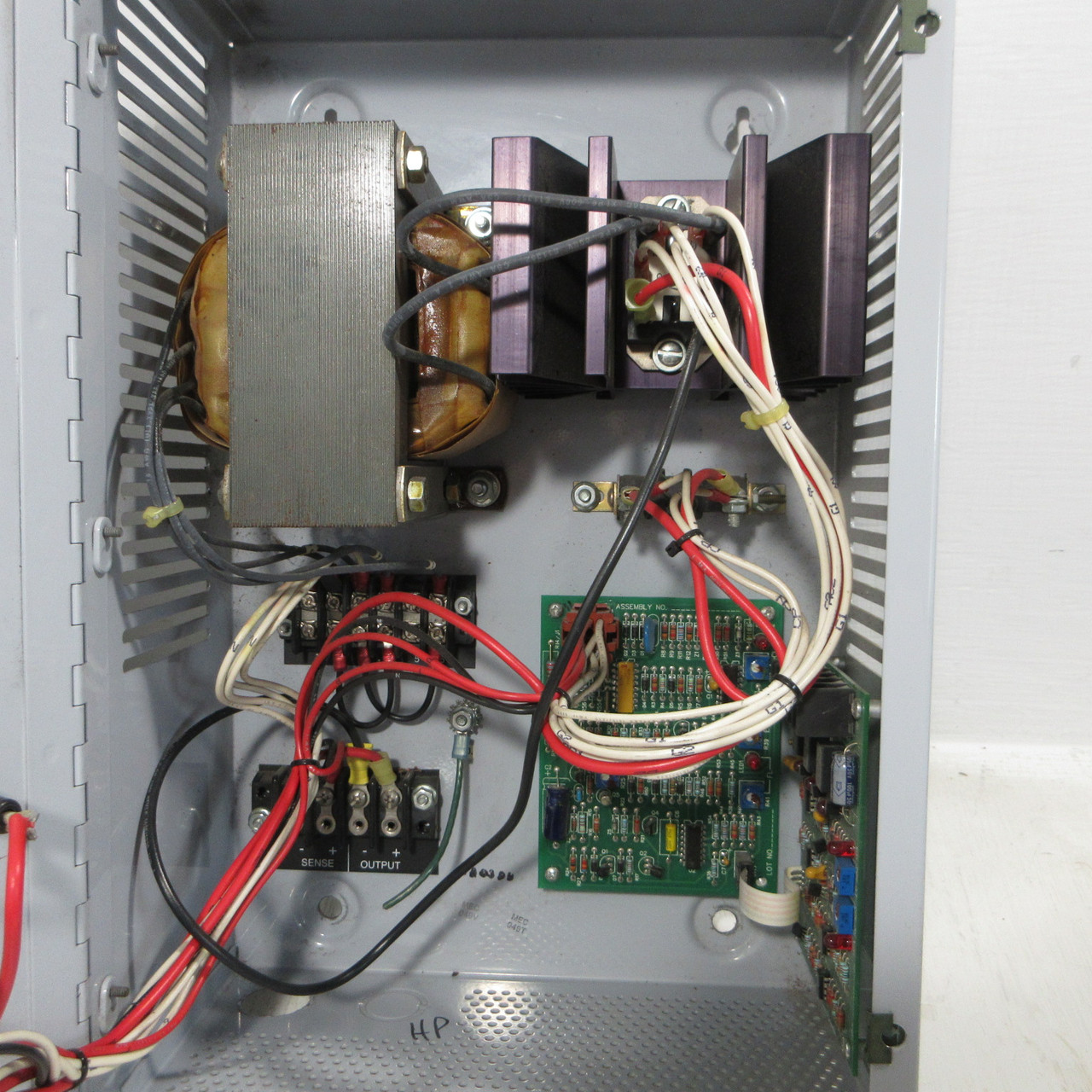 Spectrum Detroit Diesel B-325335 Automatic Battery Charger 120/240VAC 26VDC (AH1813-1)