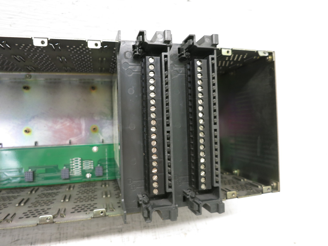 Honeywell 900R08-0001 HC900 8-Slot I/O Rack PLC UMC900 w/ 2x Input Modules AI (DW8786-1)