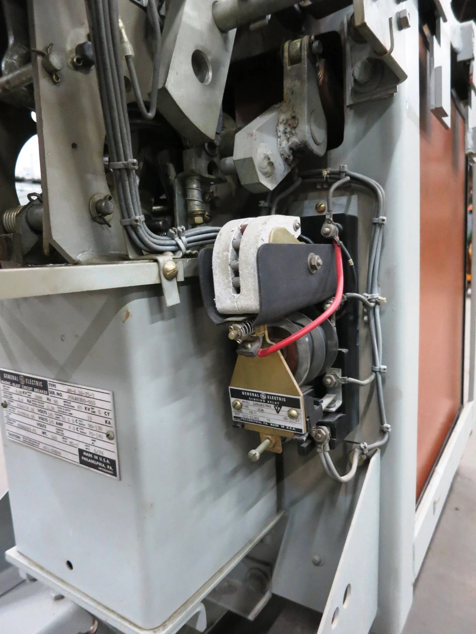 GE Magne-Blast AM-4.16-75-1 1200A 4.76 kV Circuit Breaker 1200 Amp 5kV AM4.16751 (EBI1972-R1-1)