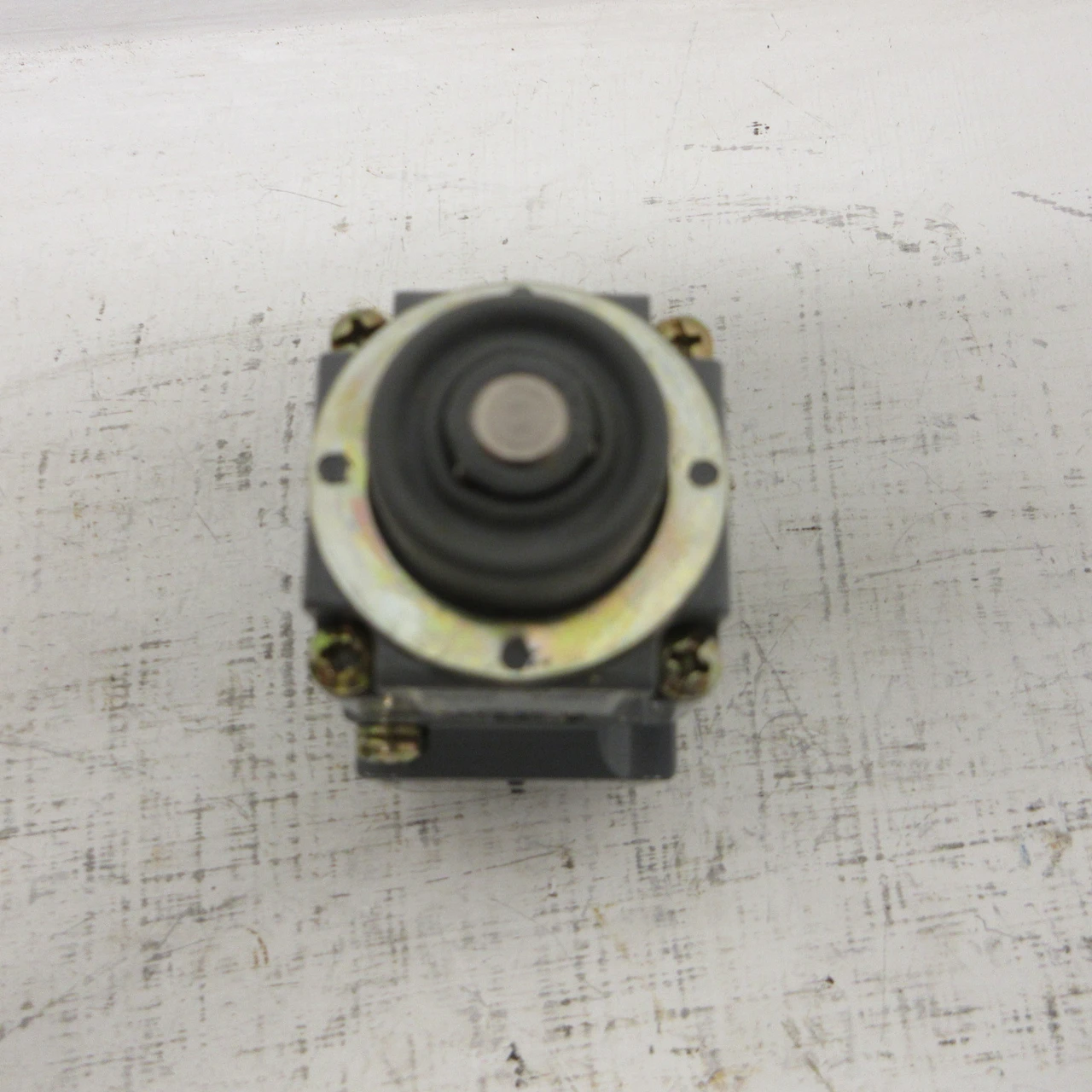 NEW Cutler-Hammer E50AT1 Limit Switch Top Pushbutton w/ E50SA Body & E50DT1 Head (AH1849-1)