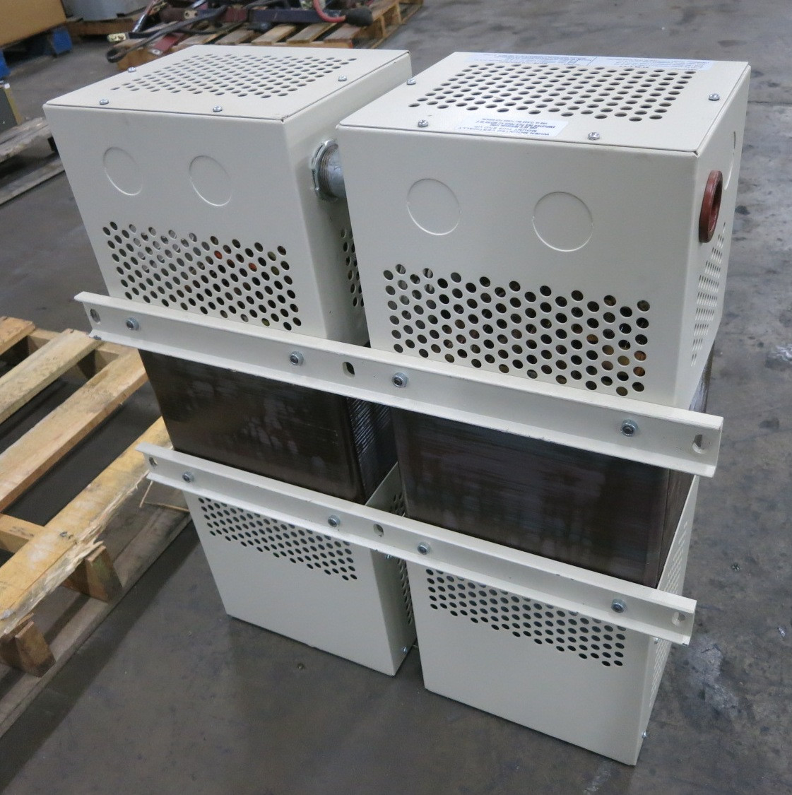 SOLA HD 63-28-310-8 10000 VA MCR Computer Regulator Power 10 kVA 120/208/240V (DW8888-2)