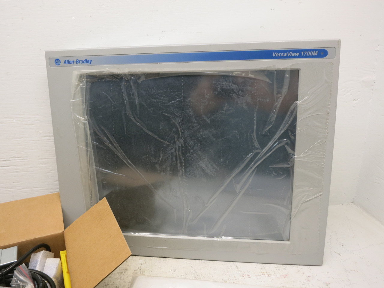 NEW Allen Bradley 6186-M17ALTR Ser B VersaView 1700M Panel Monitor Touch Screen (DW8913-1)