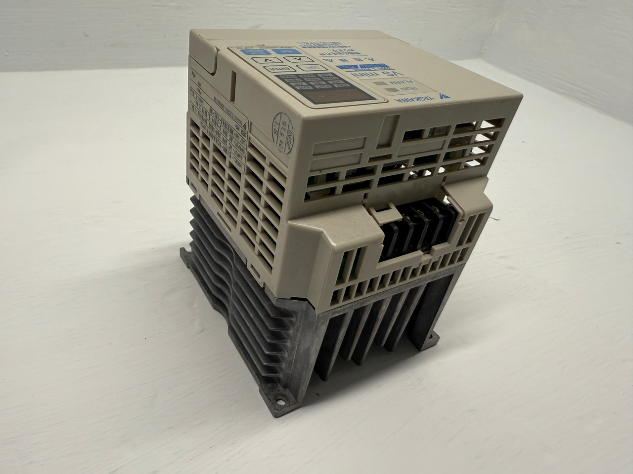 Yaskawa CIMR-XCBA40P7 2.6kVA 3.4A 1 HP VS Mini CIMRXCBA40P7 (EBI5369-8)