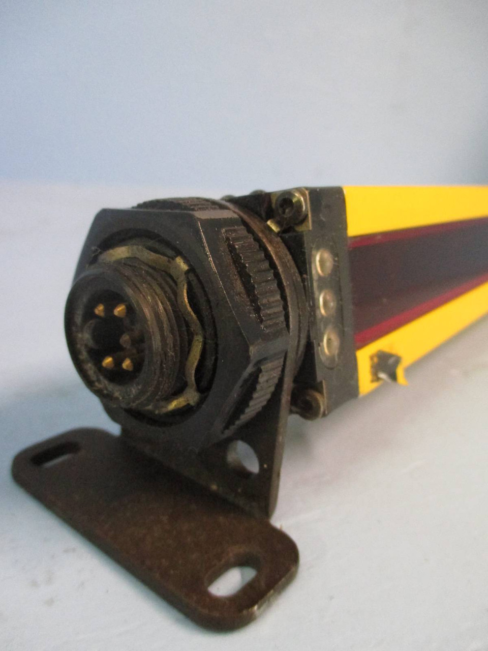 Banner Engineering MSR4024Y 40" Mini-Screen Yellow Painted Receiver 40 inch (TK0041-2)