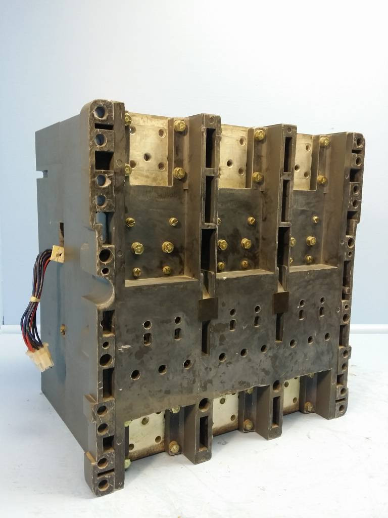 Cutler Hammer SPBSR321R SPB 65 2000A LI Circuit Breaker w 2000 Amp Plug & Aux MO (EM0252-1)
