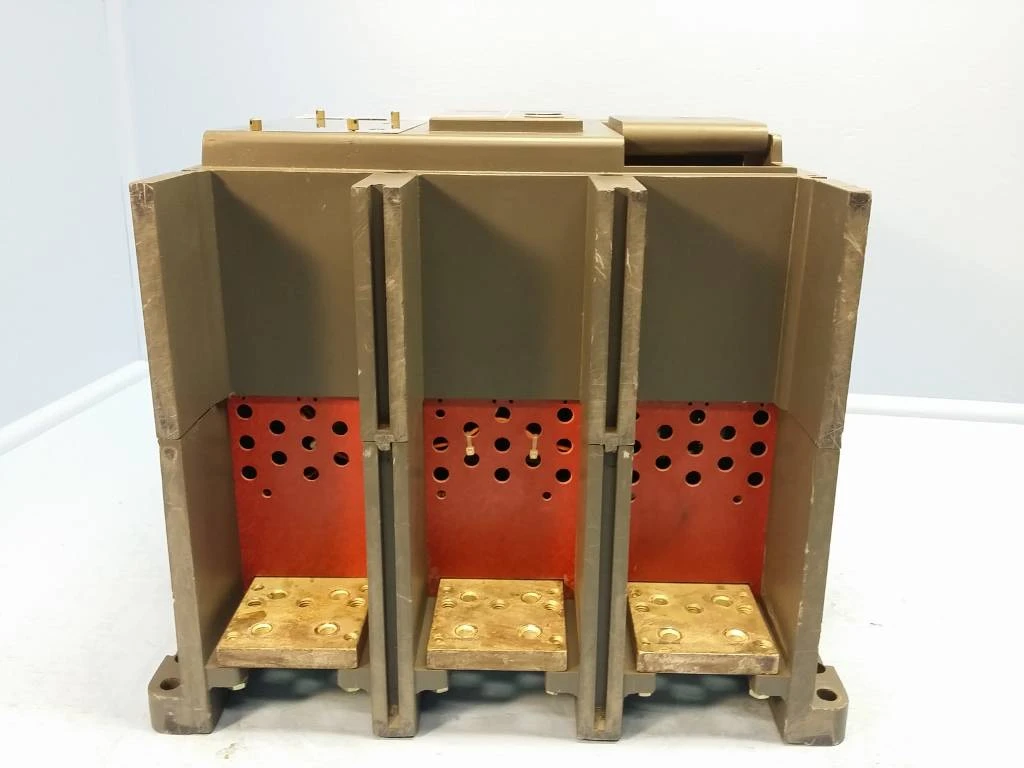 Cutler Hammer SPBSR321R SPB 65 2000A LI Circuit Breaker w 2000 Amp Plug & Aux MO (EM0252-1)