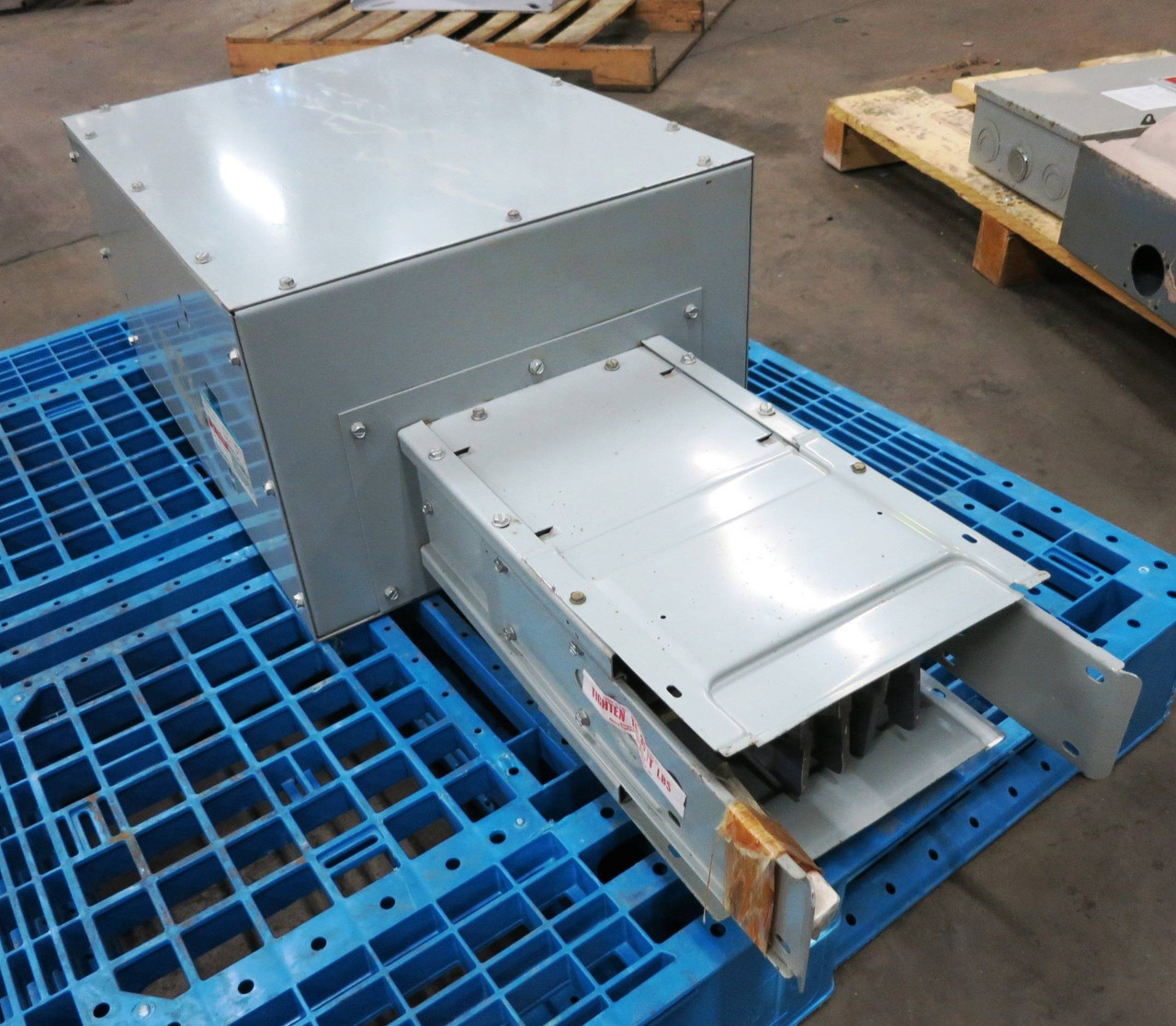 Siemens XL-U Busway U306ABB 600A 3PH 3W 600V End Tap Box Bus Bar Duct 600 Amp (PM0824-1)