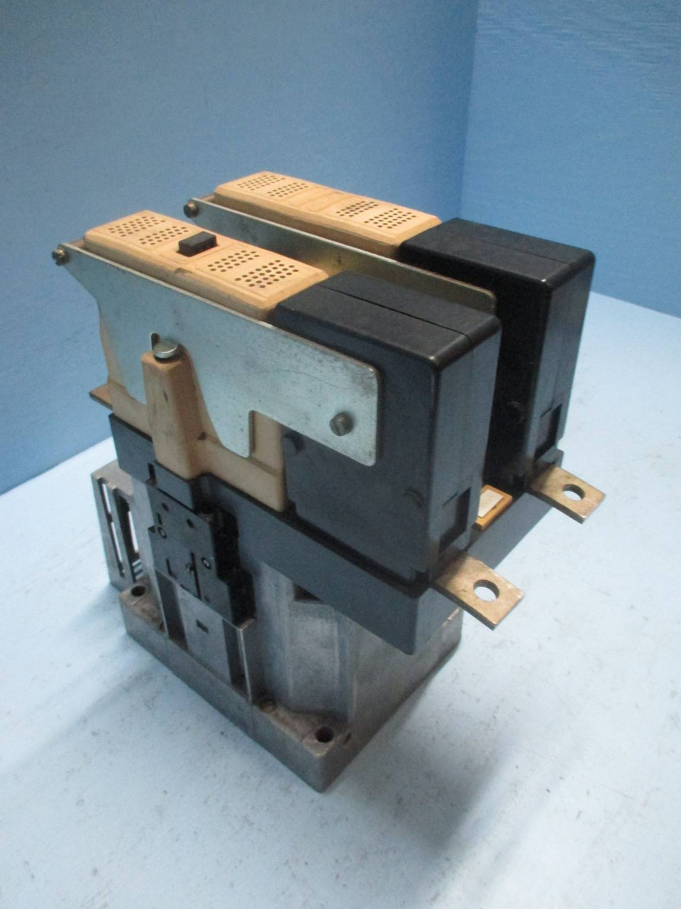 Siemens 3TC5617-0A 330 Amp 2 Pole DC Contactor 600V DC 110VDC Coil 150 HP 2Ph (TK0573-1)