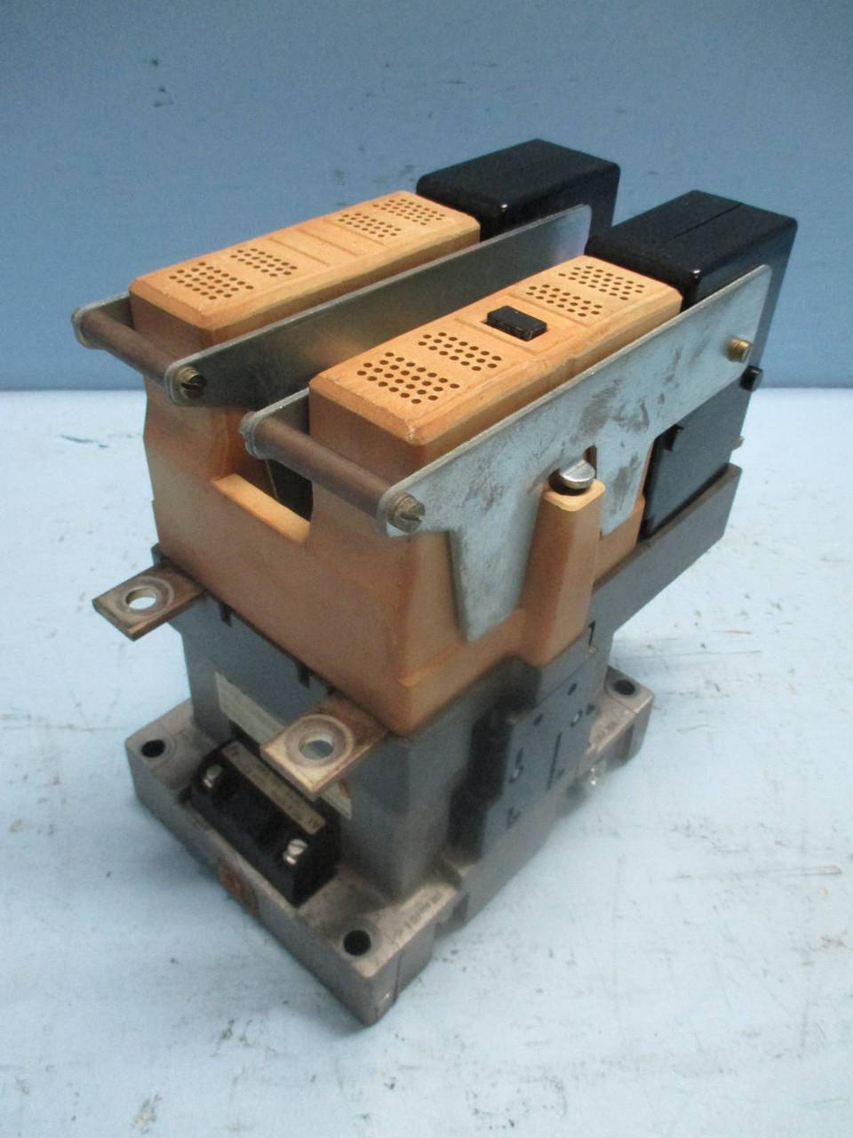 Siemens 3TC5617-0B 330 Amp 2 Pole DC Contactor 600V DC 120V Coil 150 HP 2Ph (TK0682-23)