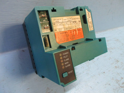 Image of Honeywell RM7800-L-1046 Burner Control Module PLC Temperature Controller