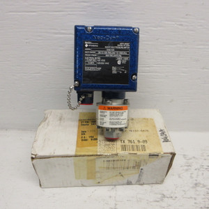 Image of NEW ITT Industries 100P47C3X Adjustable Pressure Switch Range: 500-1500 PSIG NIB