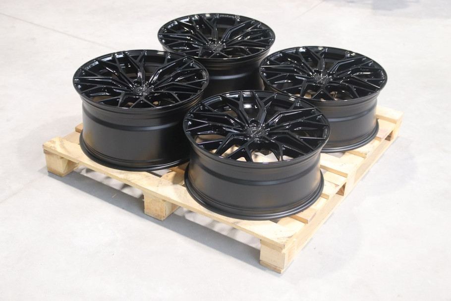 Set of CVR1 21x9 ET25 + 21x10.5 ET35 5x112 74.1mm Gloss Black