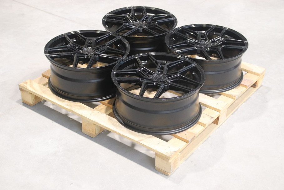 Set of CVR5 20x8.5 ET35 5x112 72.6mm Gloss Black
