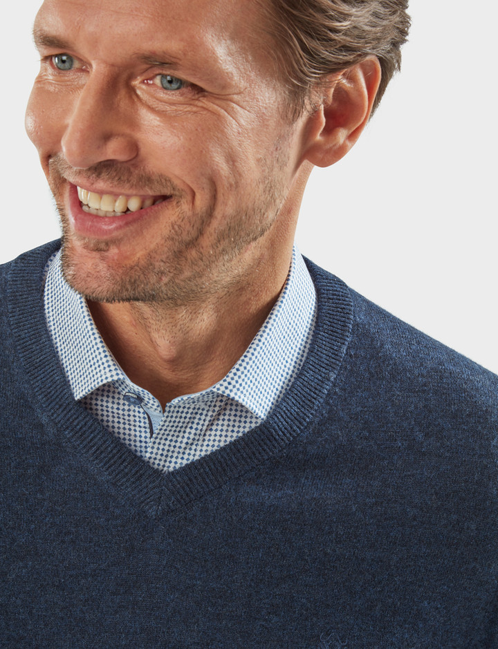 Men's luxury lambswool V-neck knit, navy, by Vedoneire of Ireland