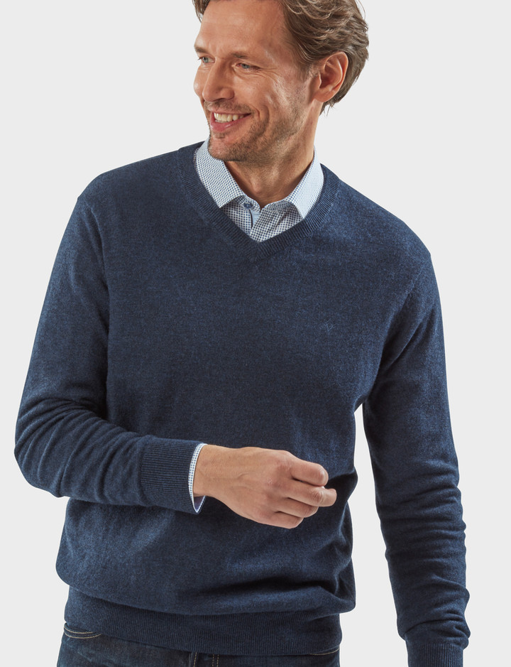 Men's luxury lambswool V-neck knit, navy, by Vedoneire of Ireland