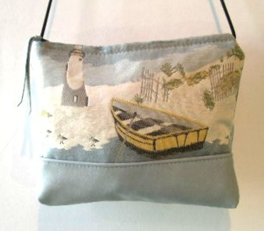 BEACH SCENE -leather bottom purse