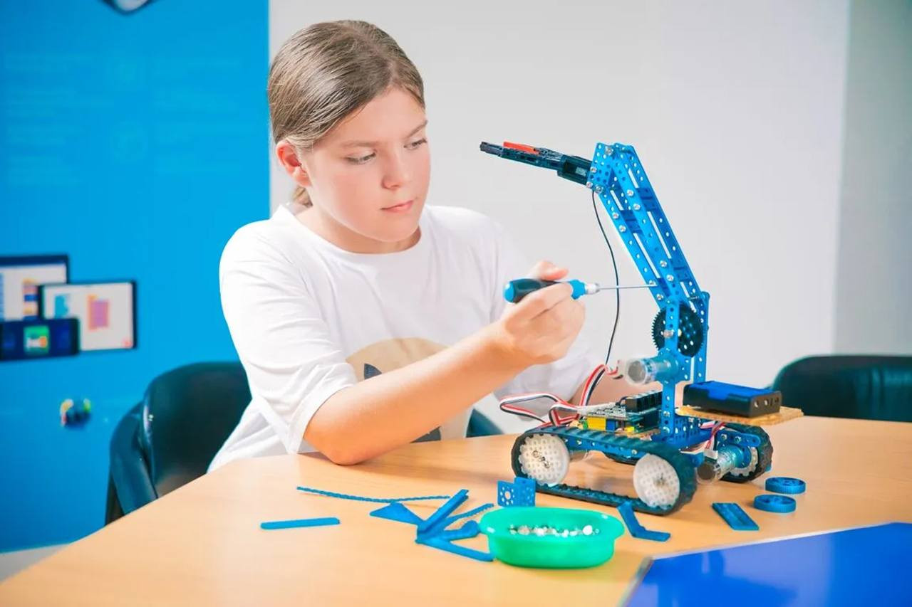 Makeblock Ultimate 2.0 10-in-1 Robot Kit | Midwest Technology