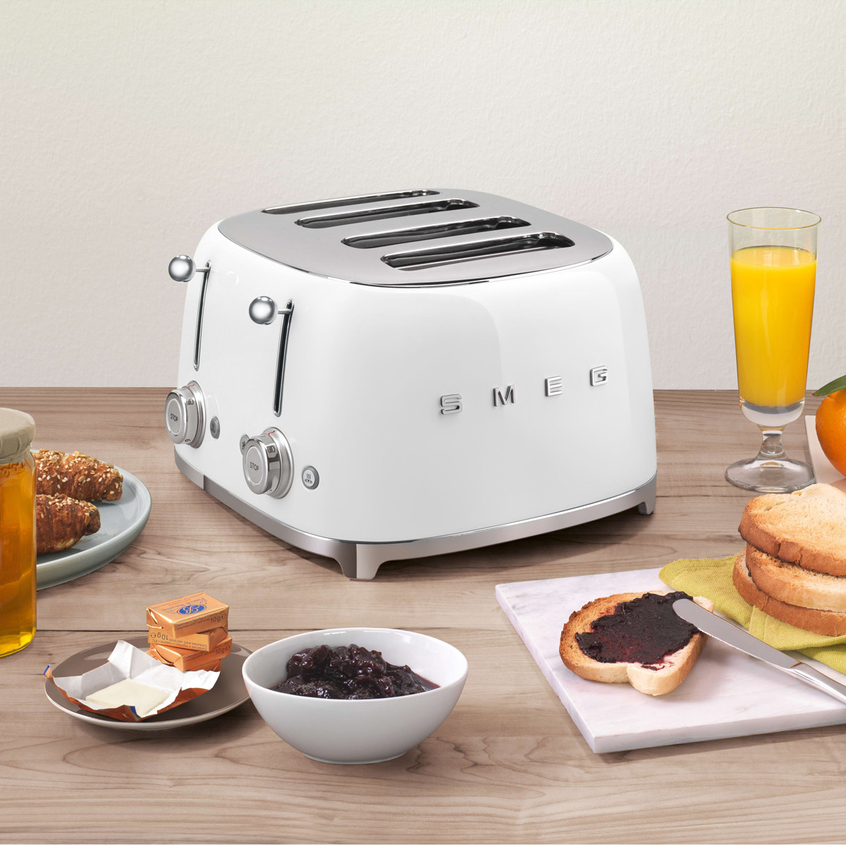 smeg-retro-style-4-slice-toaster-white-charlies