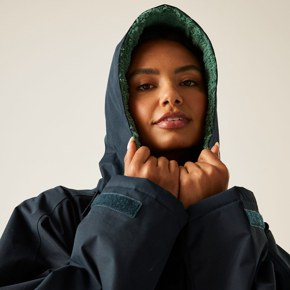 Regatta Adults Unisex Waterproof Changing Robe - Navy/Ivy Moss | Charlies