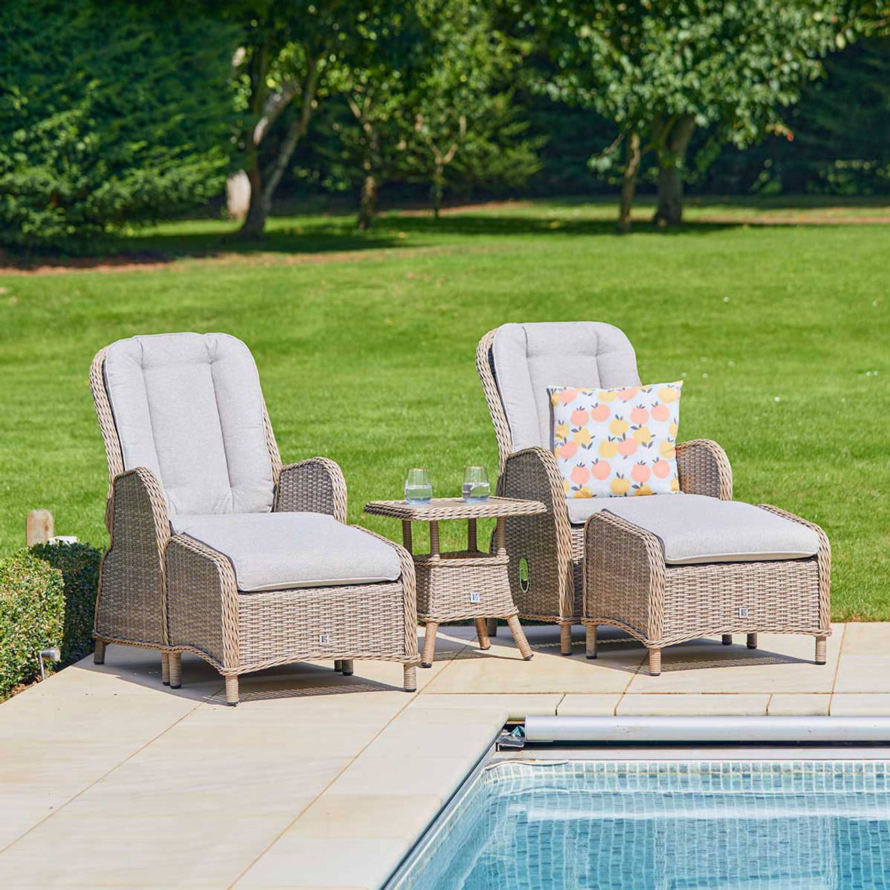2 recliner chairs garden