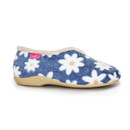 Side profile of a plush women’s slipper featuring a navy blue fleece upper with large white daisy patterns and orange centres, beige faux fur trim, and a light tan rubber sole. A small pink brand tag is stitched near the heel.