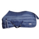 Blue horse blanket with quilted pattern, secured by two black straps. A white logo reads "Saxon" on the side. The tone is practical and cosy. Blue horse blanket with quilted pattern, secured by two black straps. A white logo reads "Saxon" on the side. The tone is practical and cosy.