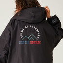 A view of the Regatta branding at the back of the robe.