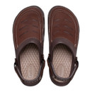 Brown sandals with a closed-toe design and slingback straps are shown from above. They feature a textured insole and parallel stitch details, conveying a casual, comfortable style. Brown sandals with a closed-toe design and slingback straps are shown from above. They feature a textured insole and parallel stitch details, conveying a casual, comfortable style.