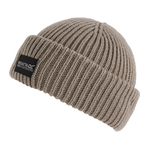 Cosy beige knit beanie with ribbed texture, featuring a black "Regatta Great Outdoors" tag. The winter hat exudes warmth and outdoor spirit.