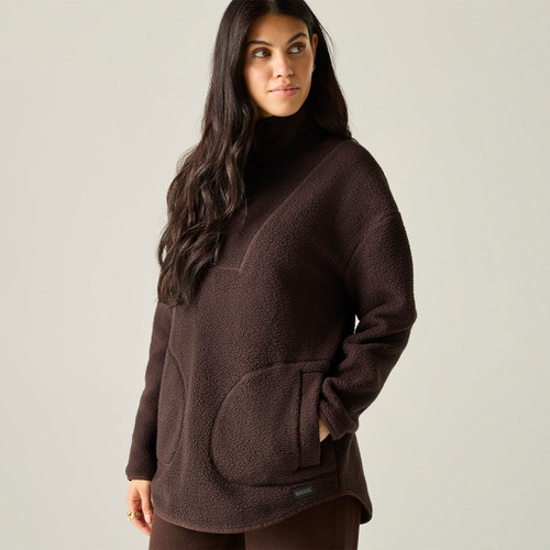 Woman wearing the Regatta women's chocolate longline borg fleece with one hand in the front pocket.