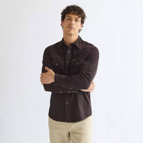 Close-up front view of a Wrangler long-sleeve western shirt in a dark chocolate brown corduroy fabric, featuring snap-button fastening, two chest flap pockets and classic western yoke detailing.