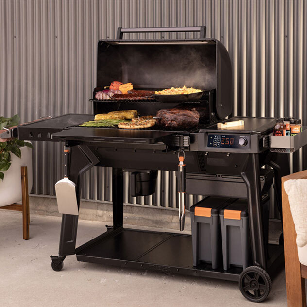 SHOP TRAEGER WOODRIDGE PRO WI-FI WOOD PELLET BBQ GRILL >