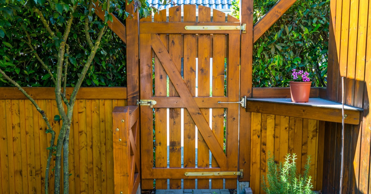 Deck Gate Hardware That Balances Safety and Style