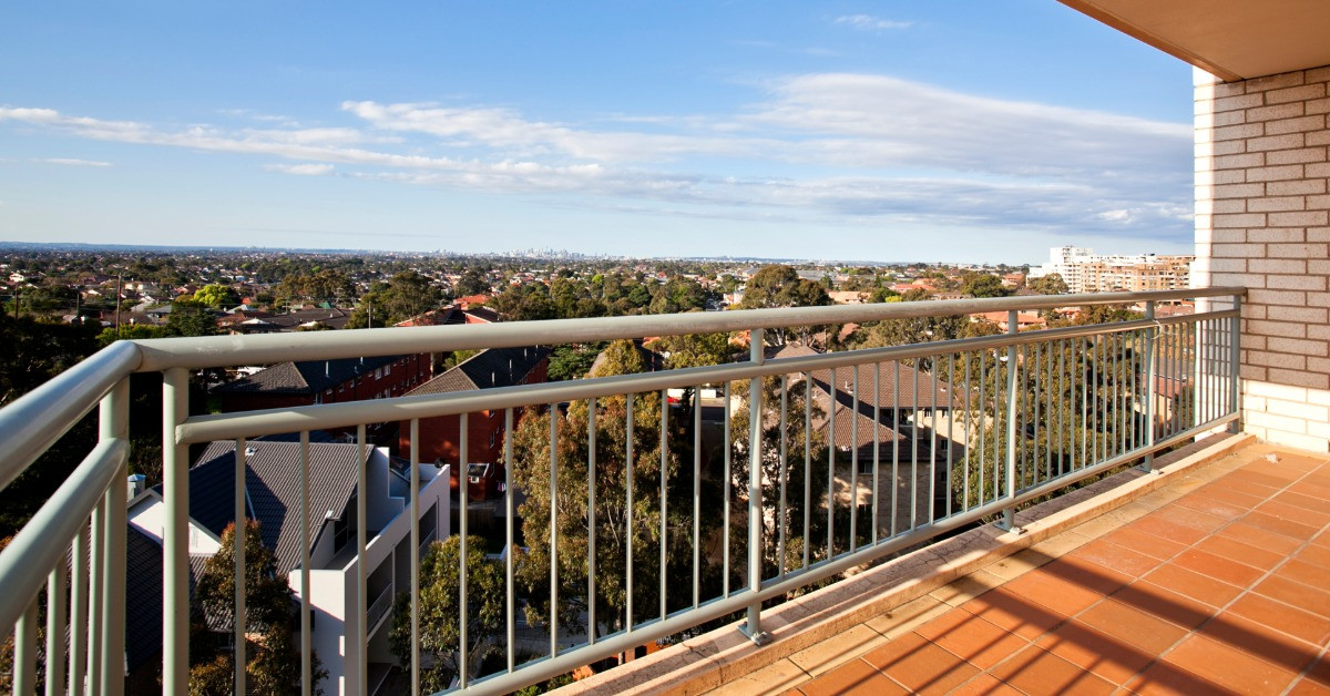 Comparison Guide: Top-Rated Deck Railing Materials That Last