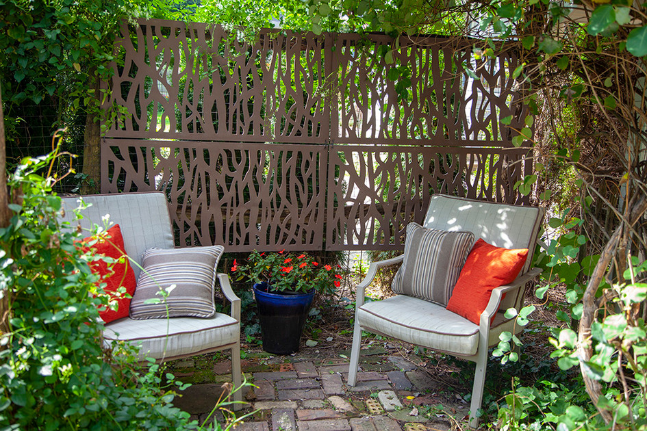 Pros & Cons of a Privacy Screen for Your Yard