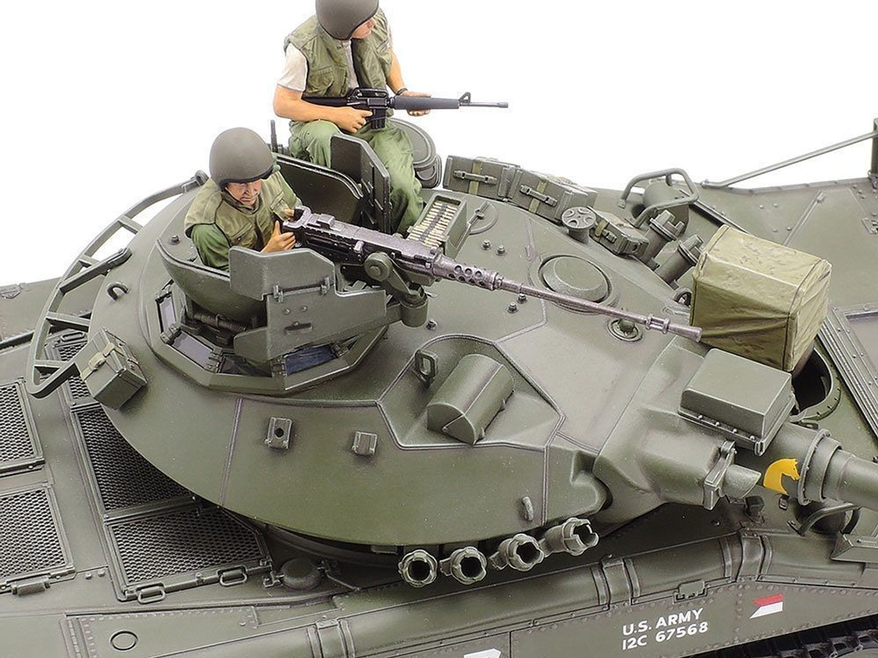 Tamiya US AIRBORNE TANK M551 SHERIDAN 1/35 scale Tamiya US AIRBORNE TANK M551 SHERIDAN 1/35 scale