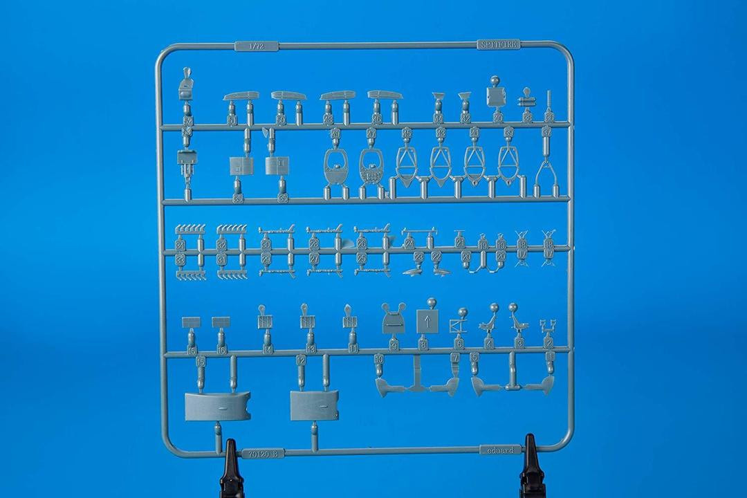 70129 Spitfire HF Mk VIII Fighter (Profi-Pack Plastic Kit) 1/72