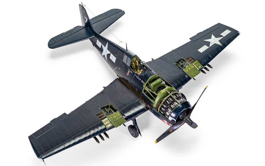 A19004  Grumman F6F-5 Hellcat 1/24 US combat plane Plastic model kit