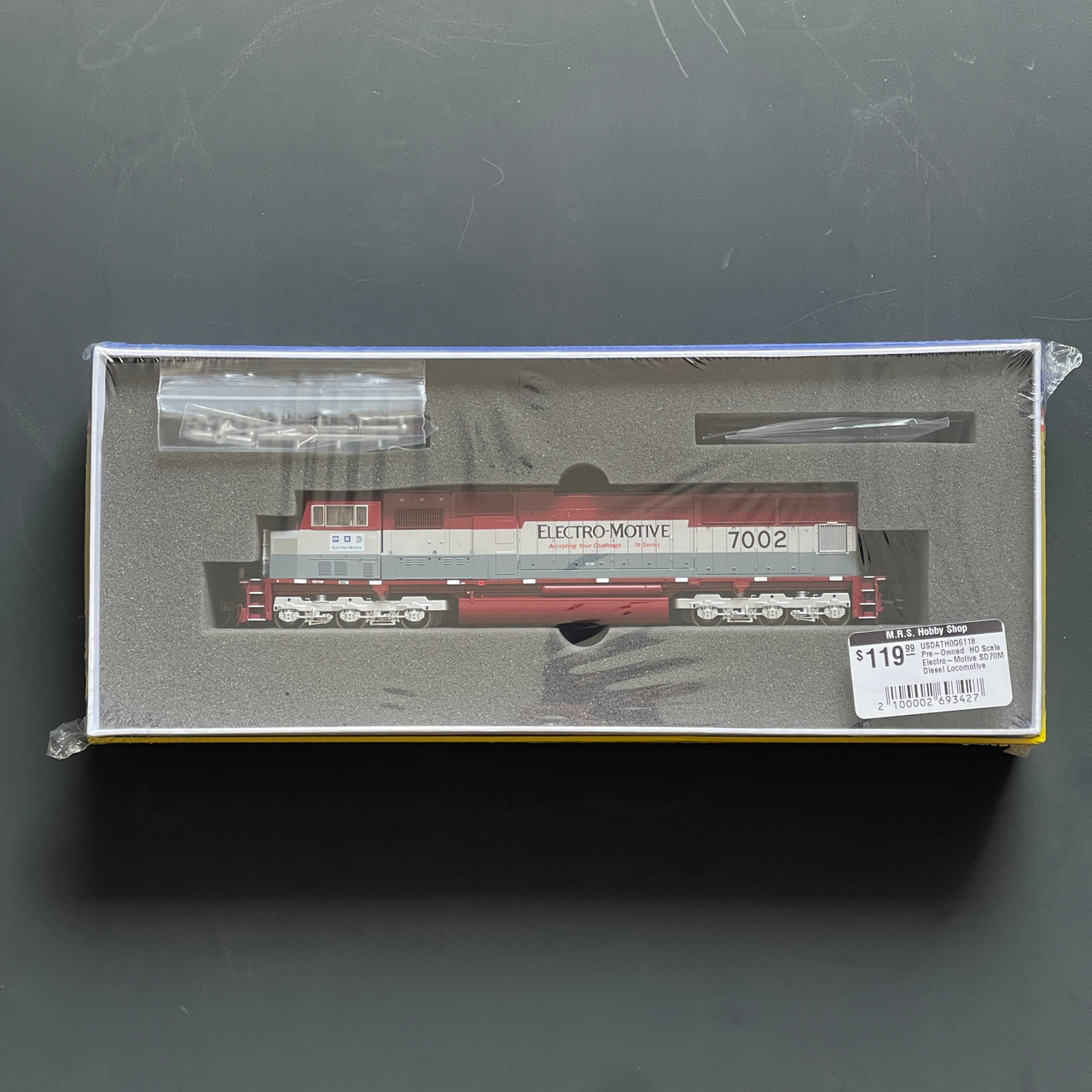 USDATH0G6118  Pre-Owned  HO Scale Electro-Motive SD70M Diesel Locomotive #7002 LN/Bo
