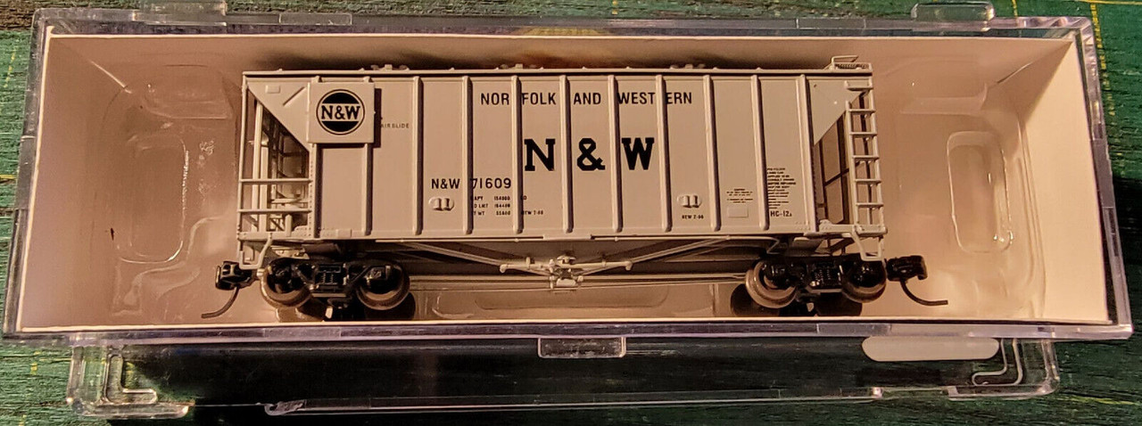 ATHG87476 HO Frisco 40' 2600 CF Airslide Hopper