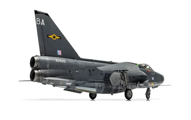 ARXA09178A English Electric Lightning F.6 + Collectors Coin 1/48