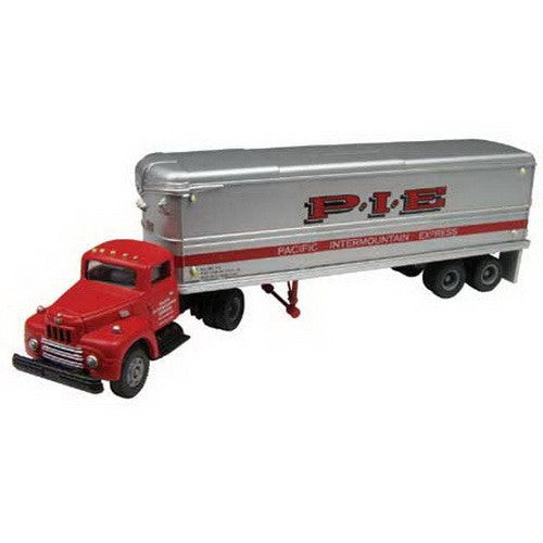 (D)  31103 HO IH R-190 w/Aerovan Trailer  PIE
